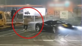 Drifturi periculoase cu bolizi de lux în parcarea unui mall. Un spectator la un pas de a fi tamponat
