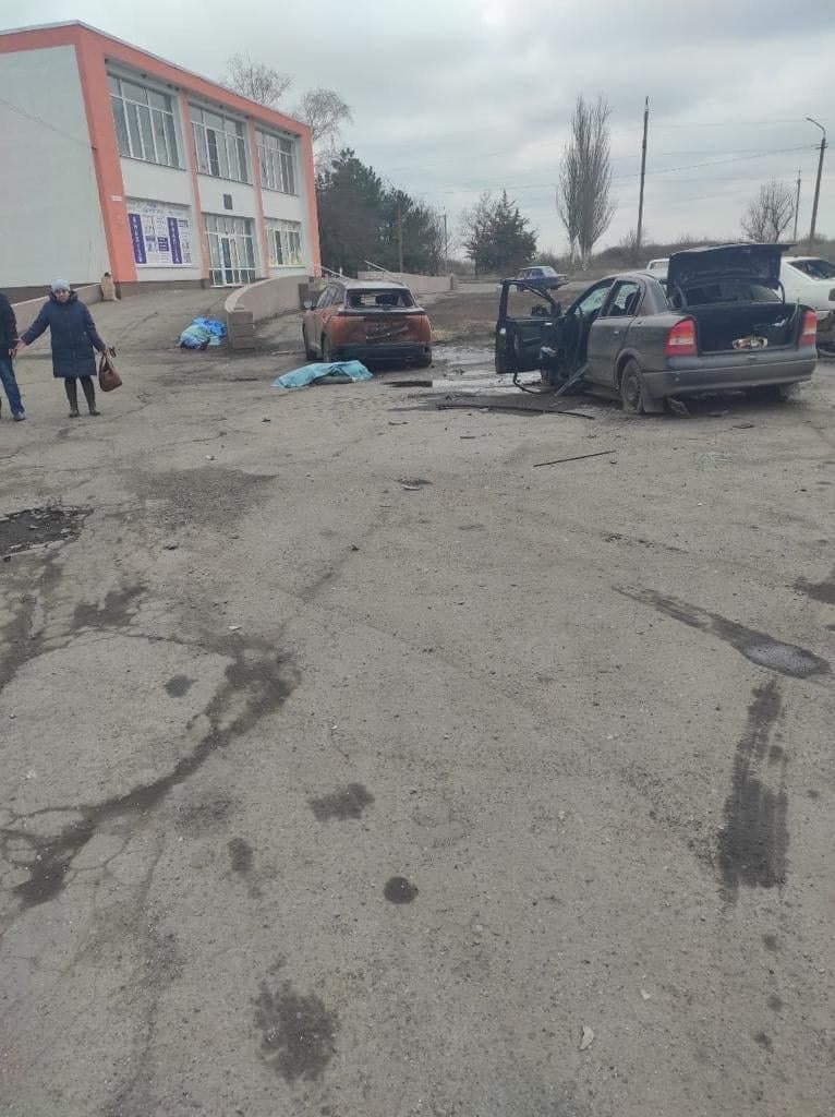 FOTO // Patru oameni au fost uciși de un obuz rusesc care a lovit un spital din Donețk