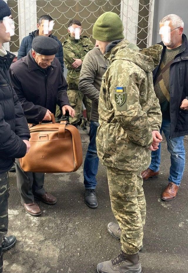 Până la lacrimi. Un bătrân de 80 de ani a venit să se înroleze în armata ucraineană. Doar un bagaj a luat cu el după o viaţă
