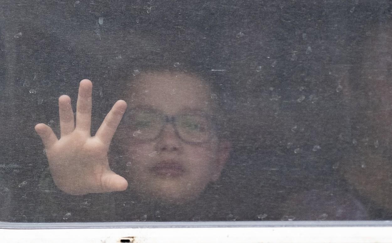 FOTO // Cea mai dureroasă despărţire: Copii în lacrimi, îmbrăţişaţi de taţi pentru ultima oară, înainte de a merge la război pentru a-şi apăra ţara