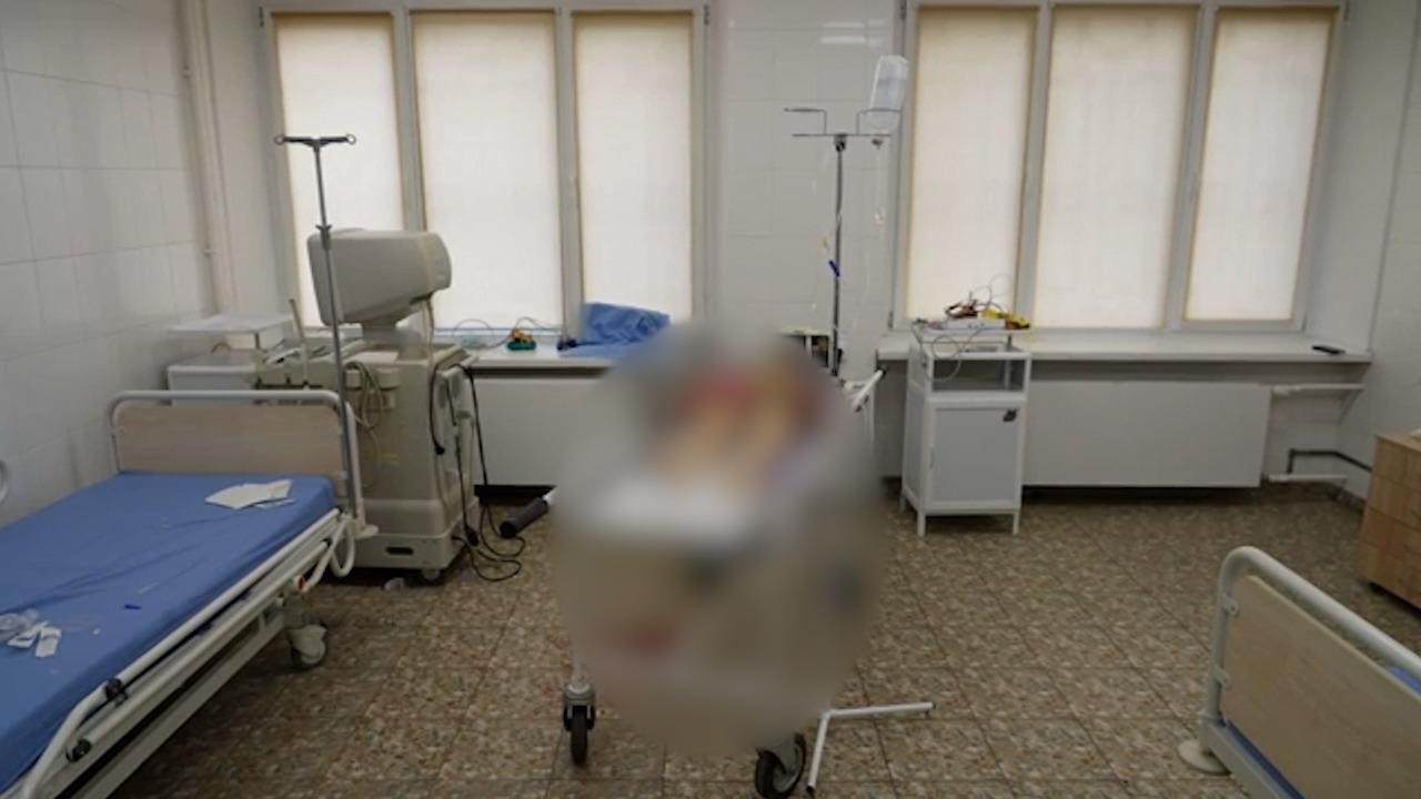 Războiul durerii: O mamă înlăcrimată în timp ce medicii încearcă, fără succes, să îi resusciteze copilul, în Mariupol