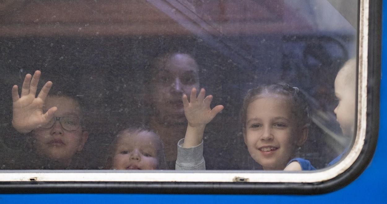FOTO // Cea mai dureroasă despărţire: Copii în lacrimi, îmbrăţişaţi de taţi pentru ultima oară, înainte de a merge la război pentru a-şi apăra ţara