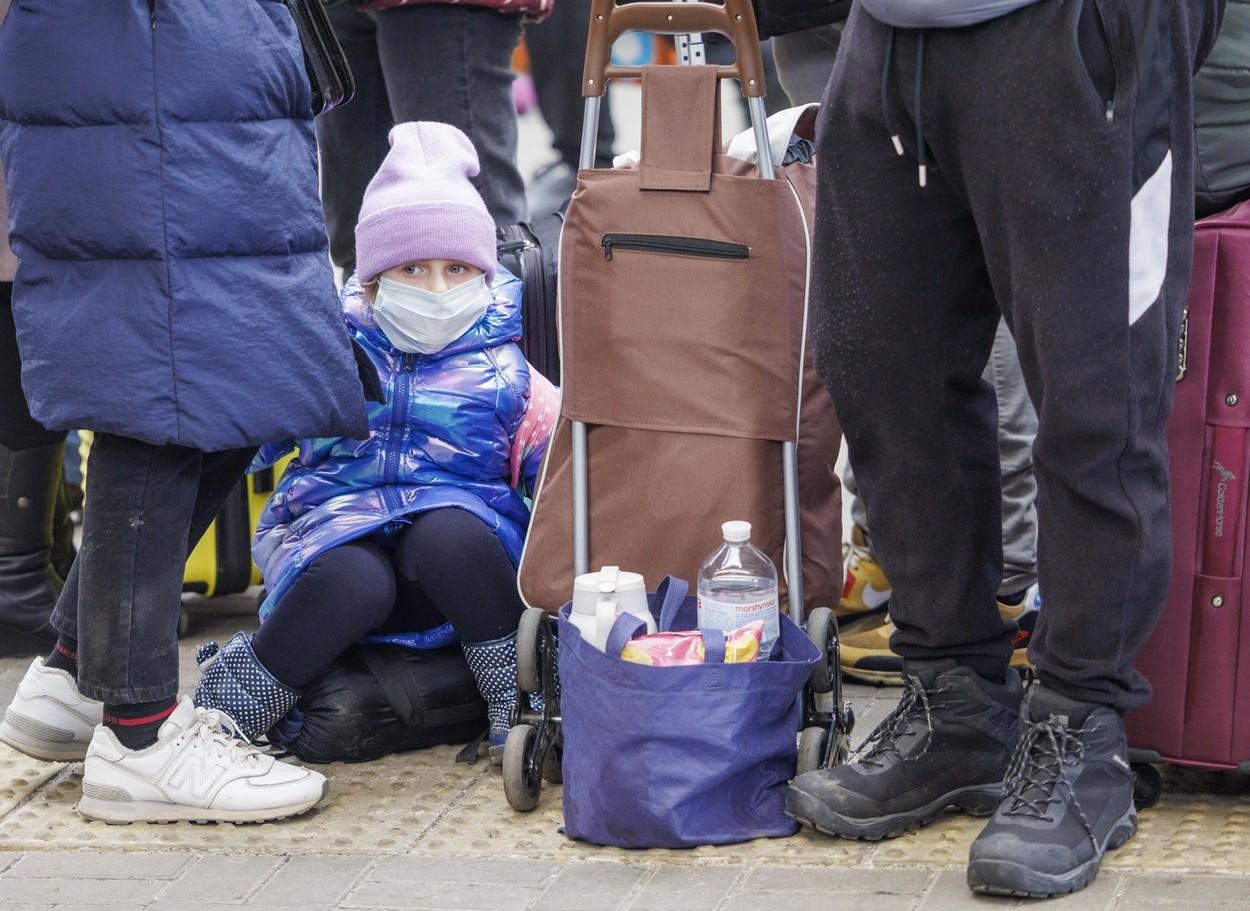 FOTO // Cea mai dureroasă despărţire: Copii în lacrimi, îmbrăţişaţi de taţi pentru ultima oară, înainte de a merge la război pentru a-şi apăra ţara