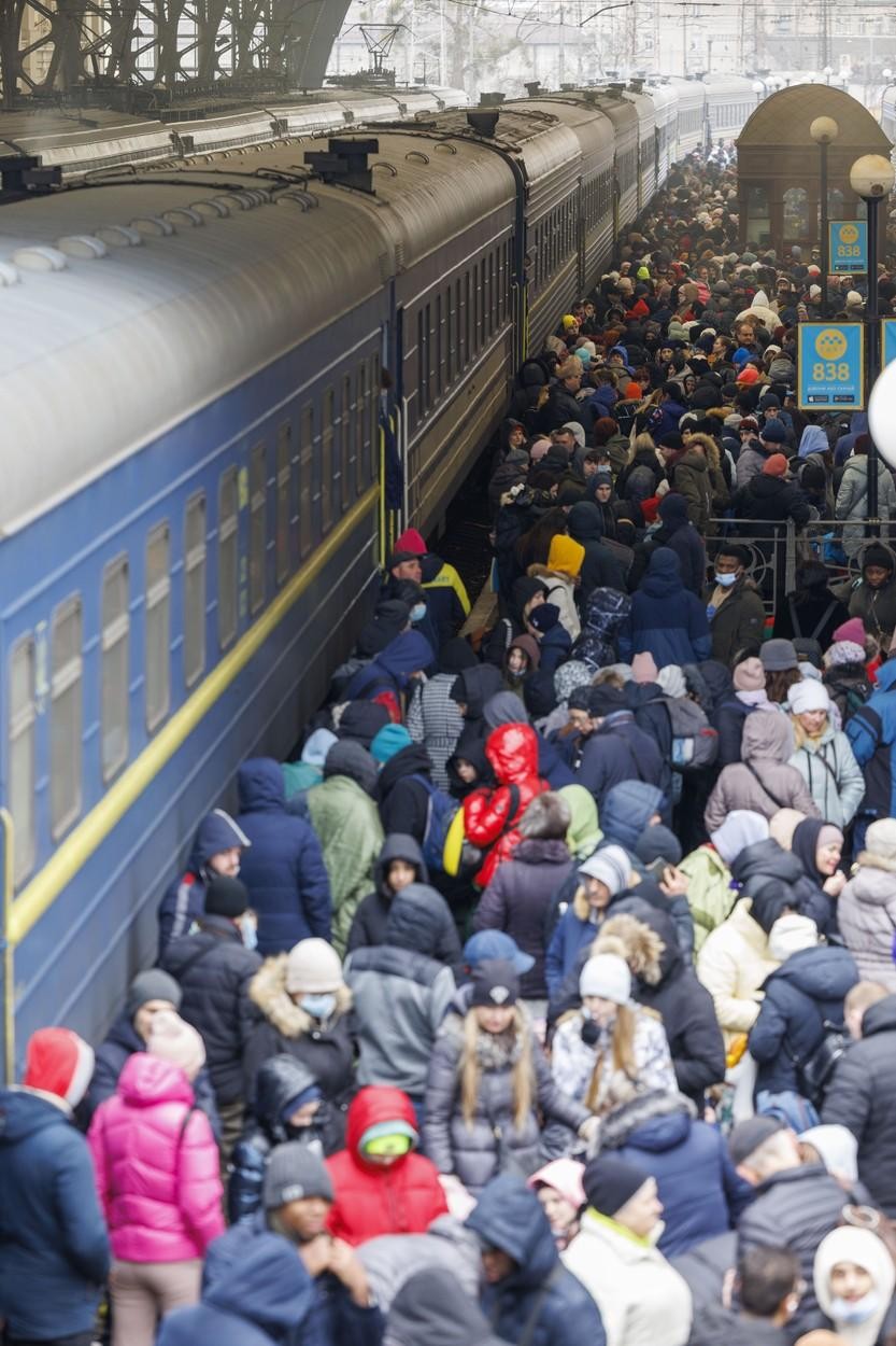 FOTO // Cea mai dureroasă despărţire: Copii în lacrimi, îmbrăţişaţi de taţi pentru ultima oară, înainte de a merge la război pentru a-şi apăra ţara