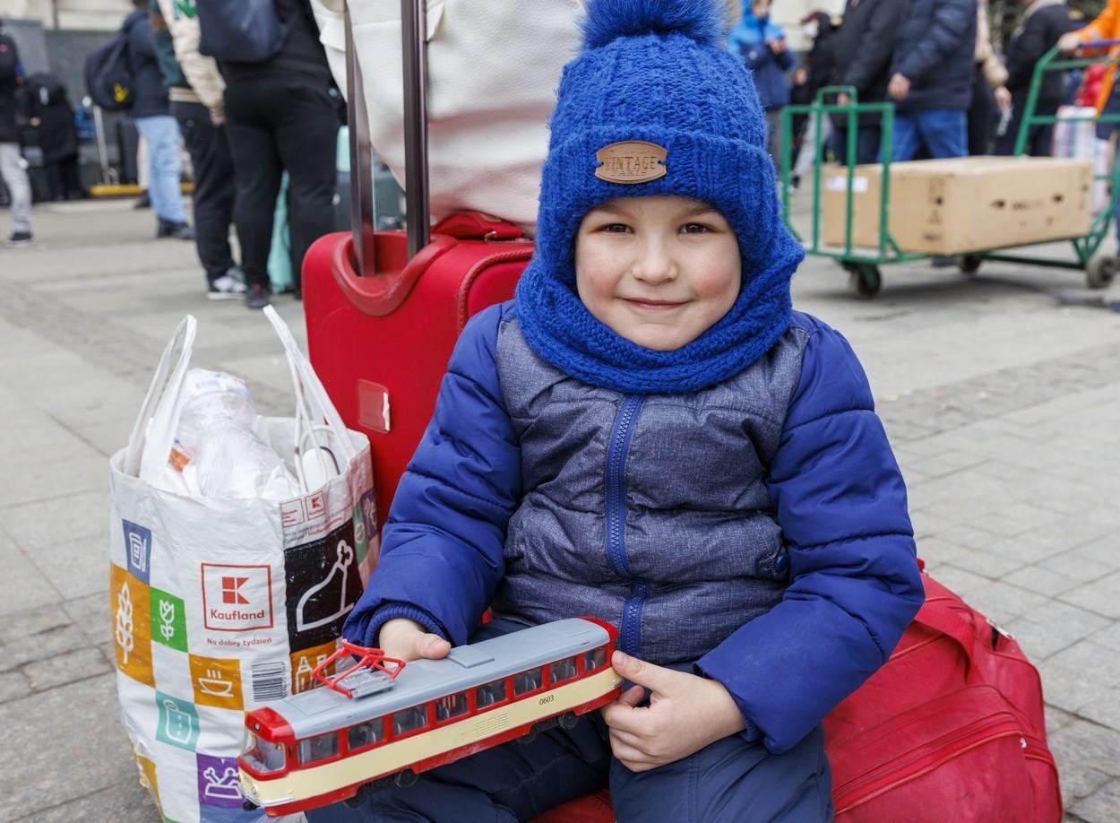 FOTO // Cea mai dureroasă despărţire: Copii în lacrimi, îmbrăţişaţi de taţi pentru ultima oară, înainte de a merge la război pentru a-şi apăra ţara