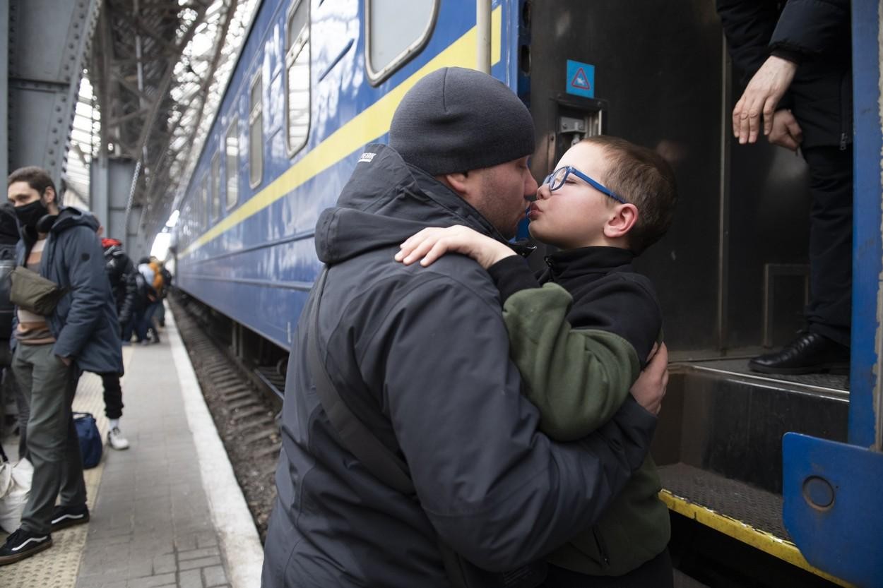 FOTO // Cea mai dureroasă despărţire: Copii în lacrimi, îmbrăţişaţi de taţi pentru ultima oară, înainte de a merge la război pentru a-şi apăra ţara