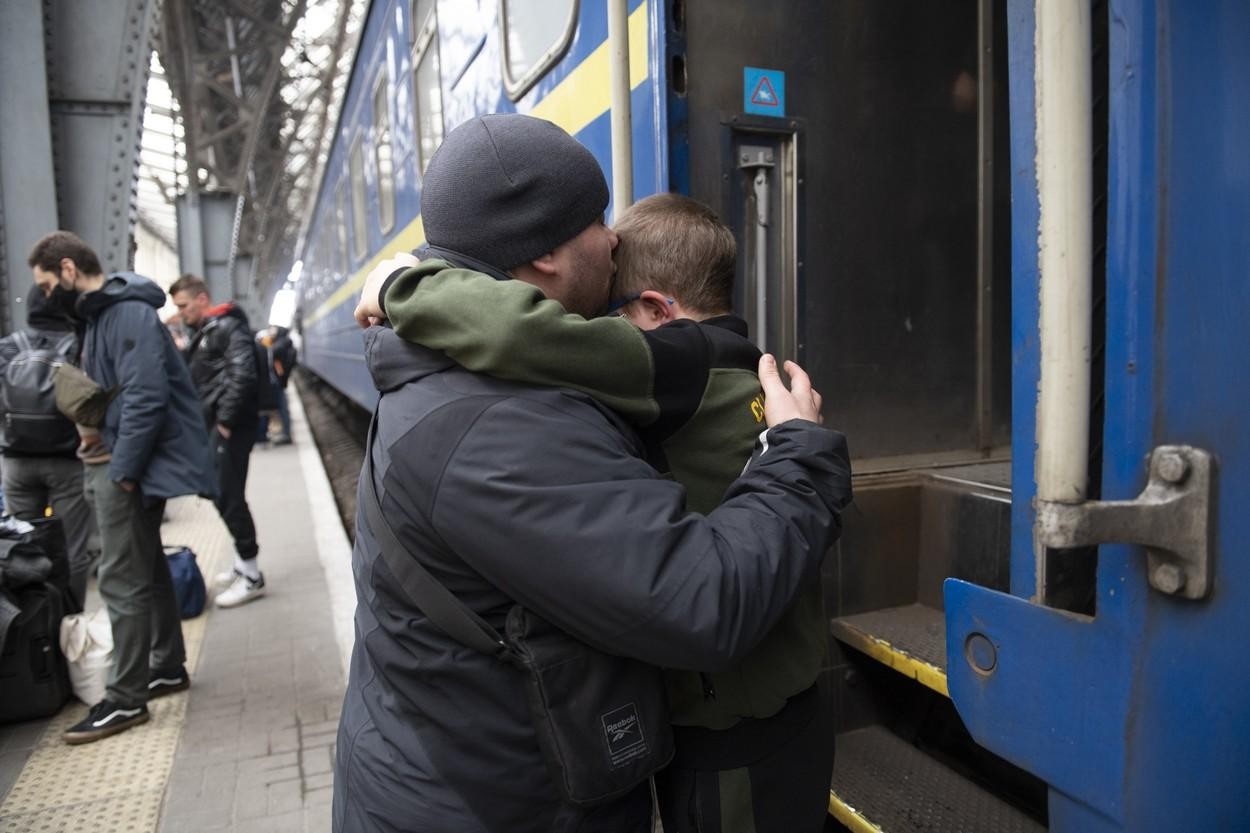 FOTO // Cea mai dureroasă despărţire: Copii în lacrimi, îmbrăţişaţi de taţi pentru ultima oară, înainte de a merge la război pentru a-şi apăra ţara