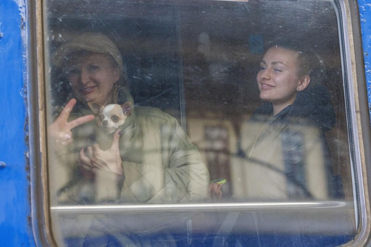 FOTO // Cea mai dureroasă despărţire: Copii în lacrimi, îmbrăţişaţi de taţi pentru ultima oară, înainte de a merge la război pentru a-şi apăra ţara