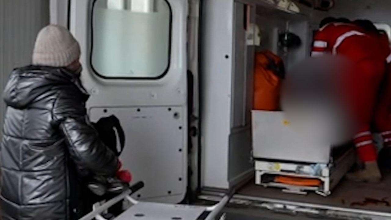 Războiul durerii: O mamă înlăcrimată în timp ce medicii încearcă, fără succes, să îi resusciteze copilul, în Mariupol