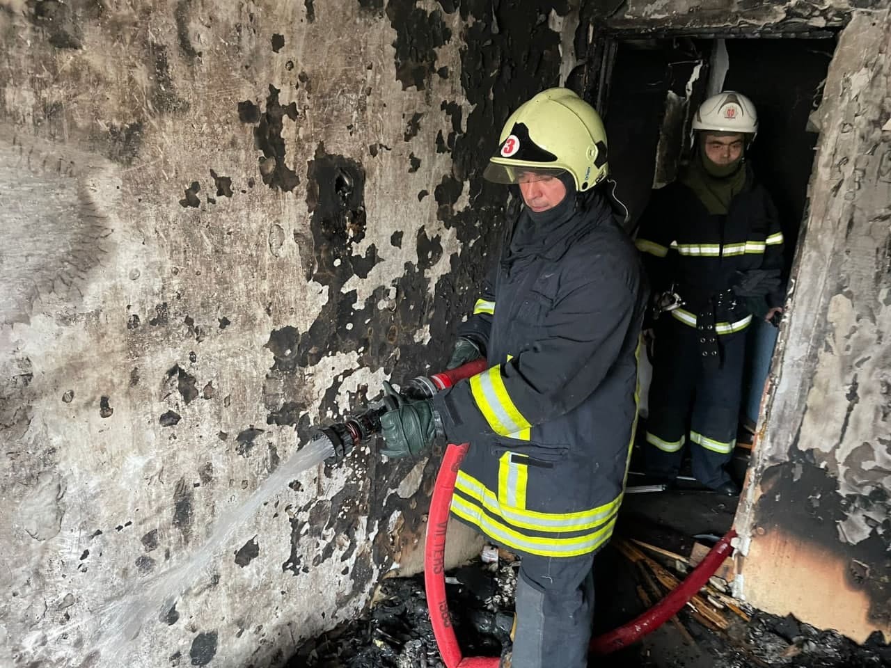 FOTO // Incendiu puternic într-un apartament de la Buiucani. Un bărbat s-a ales cu arsuri