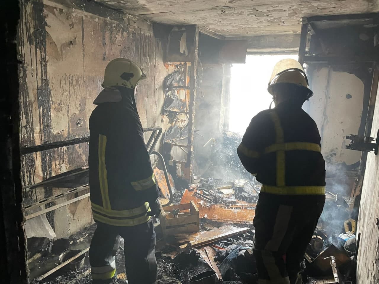 FOTO // Incendiu puternic într-un apartament de la Buiucani. Un bărbat s-a ales cu arsuri