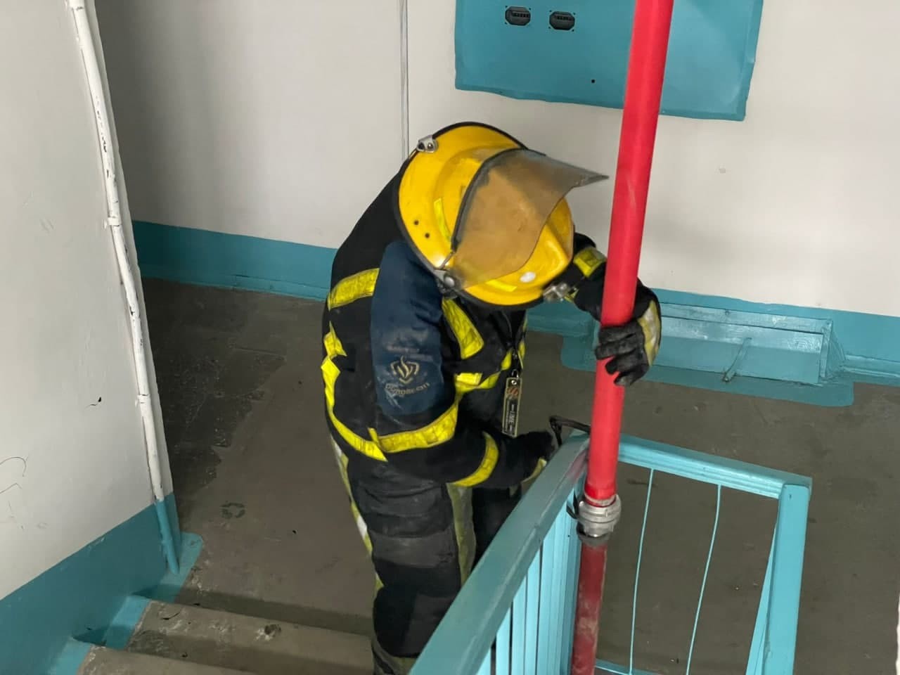 FOTO // Incendiu puternic într-un apartament de la Buiucani. Un bărbat s-a ales cu arsuri