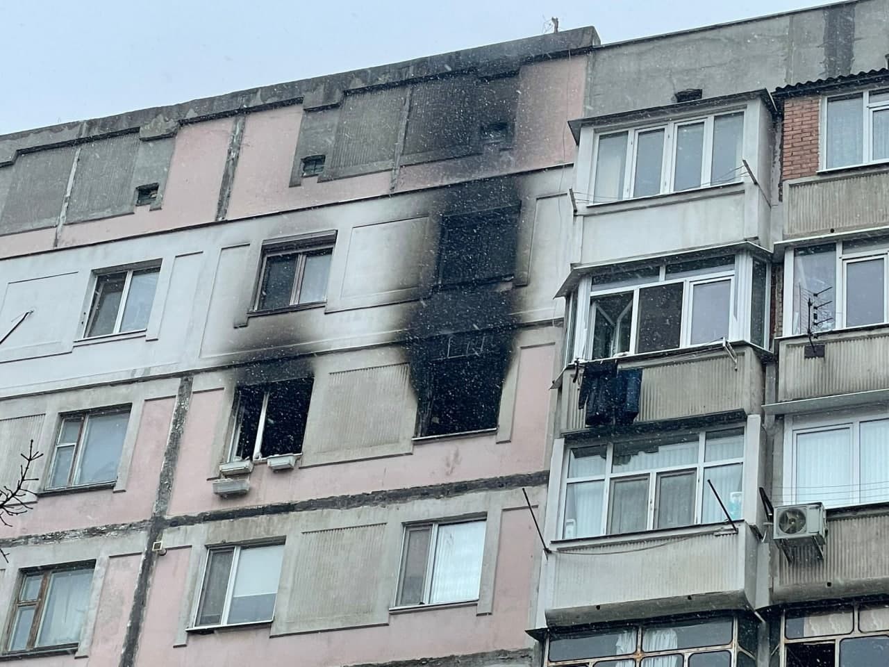 FOTO // Incendiu puternic într-un apartament de la Buiucani. Un bărbat s-a ales cu arsuri