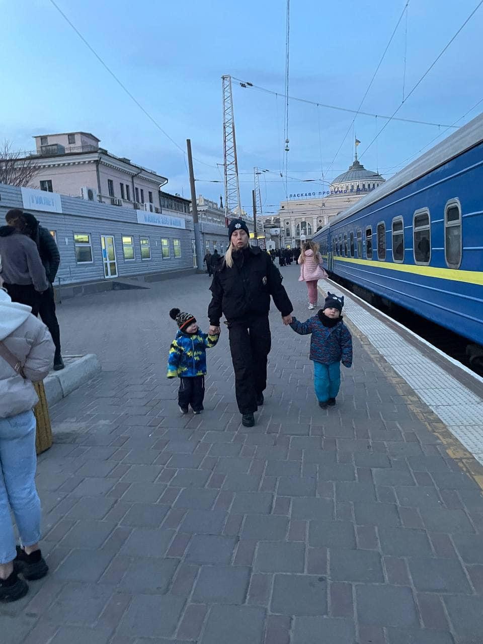 O mamă din Odessa s-a despărţit de copiii săi ca să lupte pentru ţară: „În exterior sunt ca oțelul, înăuntru totul e distrus! Dar nu mai plâng!"