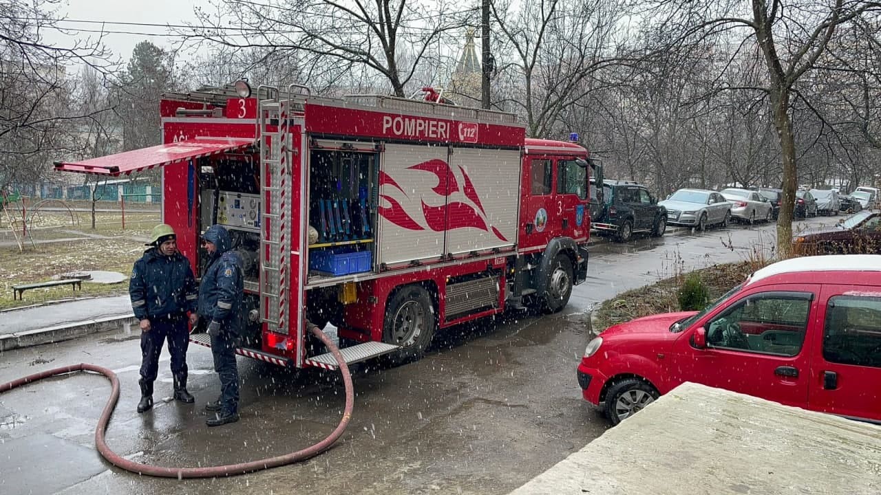 FOTO // Incendiu puternic într-un apartament de la Buiucani. Un bărbat s-a ales cu arsuri