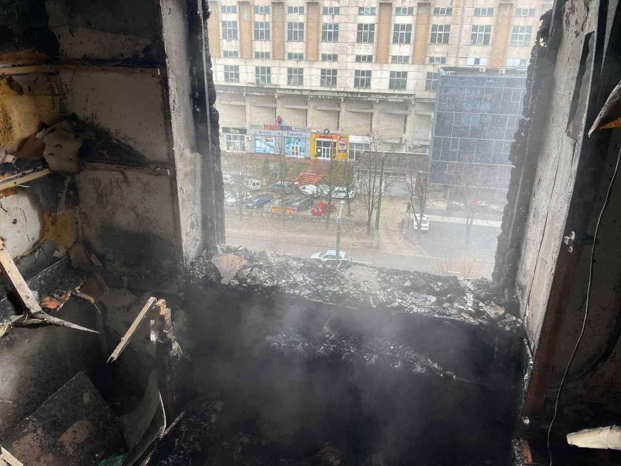FOTO // Incendiu puternic într-un apartament de la Buiucani. Un bărbat s-a ales cu arsuri