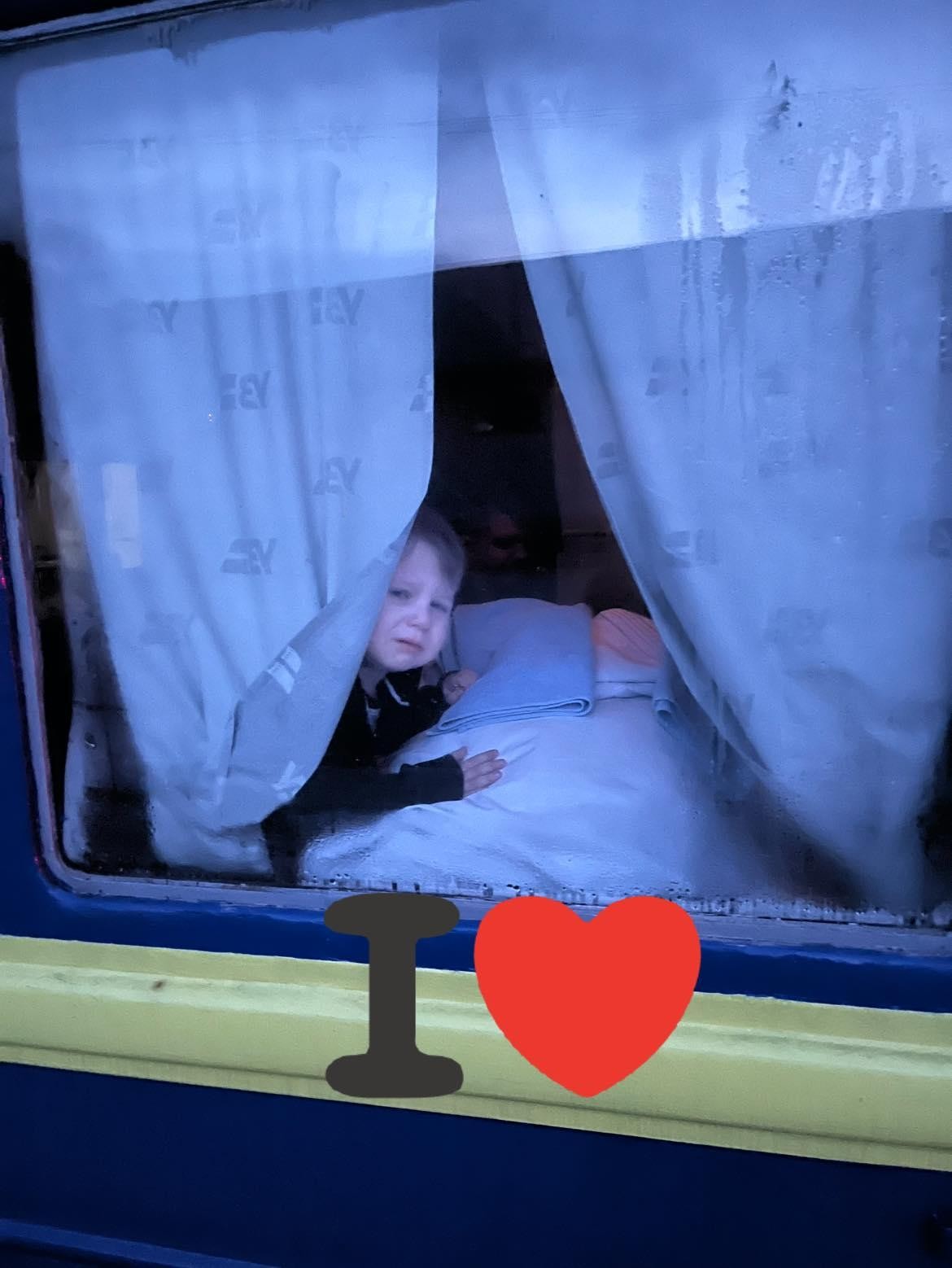 O mamă din Odessa s-a despărţit de copiii săi ca să lupte pentru ţară: „În exterior sunt ca oțelul, înăuntru totul e distrus! Dar nu mai plâng!"