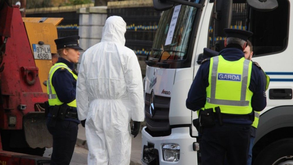 VIDEO // Bărbat arestat în Irlanda după ce a intrat cu camionul în poarta Ambasadei Rusiei din Dublin