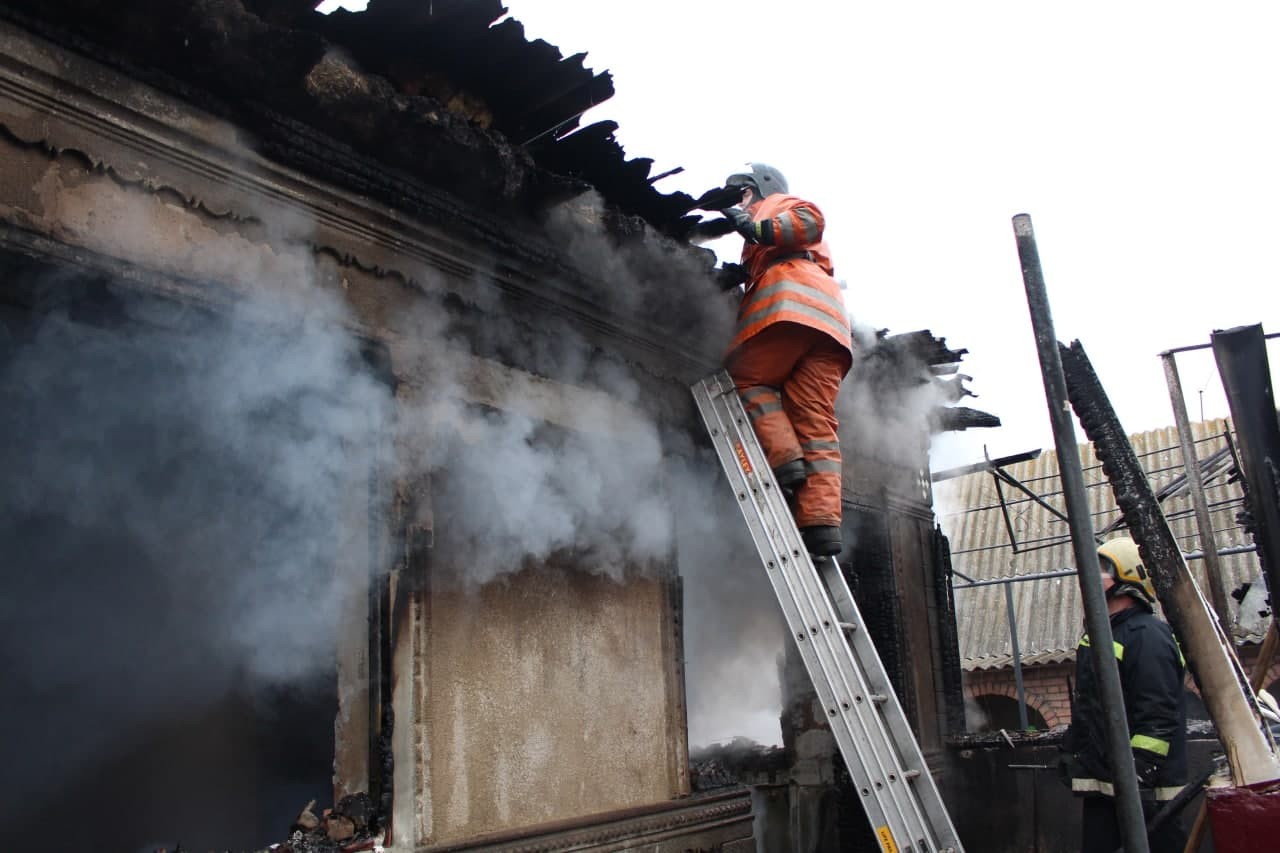 FOTO // Incendiu puternic la Sîngerei. Un tânăr a ajuns în secția de reanimare