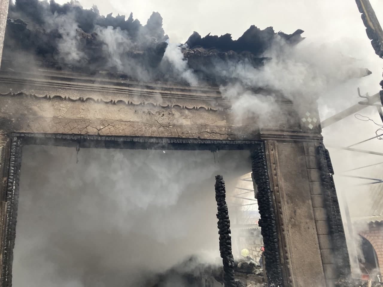 FOTO // Incendiu puternic la Sîngerei. Un tânăr a ajuns în secția de reanimare