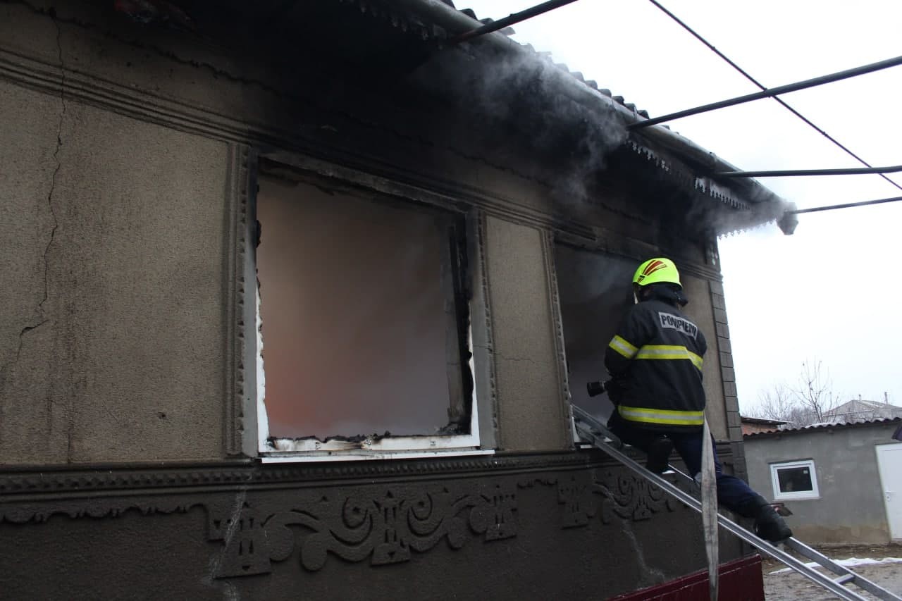 FOTO // Incendiu puternic la Sîngerei. Un tânăr a ajuns în secția de reanimare