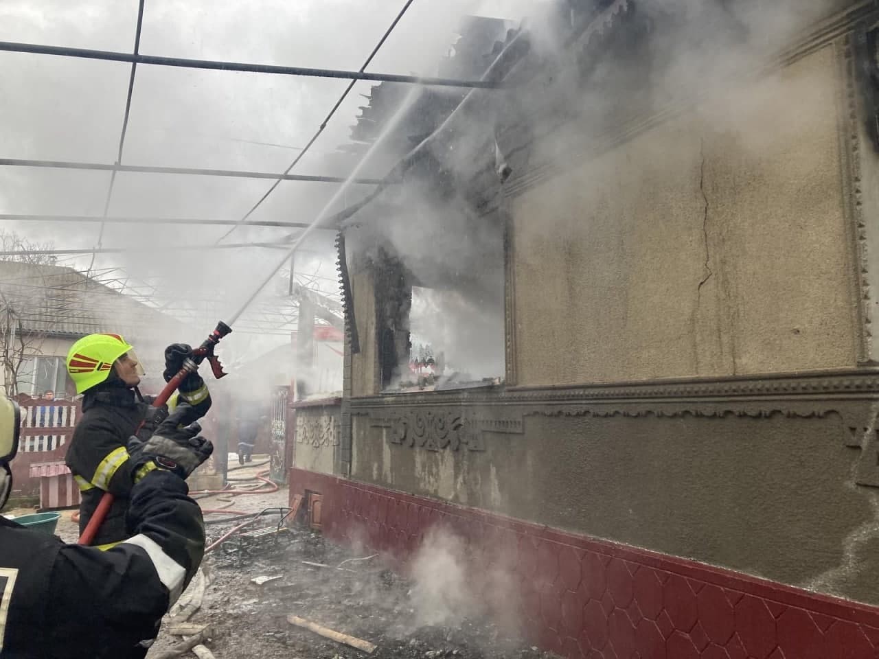 FOTO // Incendiu puternic la Sîngerei. Un tânăr a ajuns în secția de reanimare