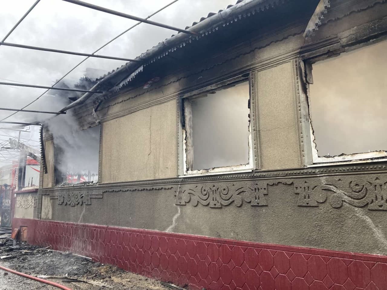 FOTO // Incendiu puternic la Sîngerei. Un tânăr a ajuns în secția de reanimare