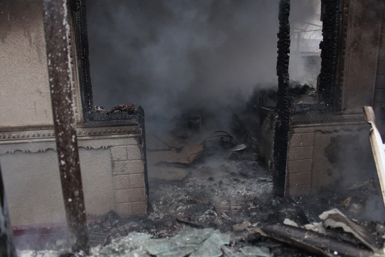 FOTO // Incendiu puternic la Sîngerei. Un tânăr a ajuns în secția de reanimare