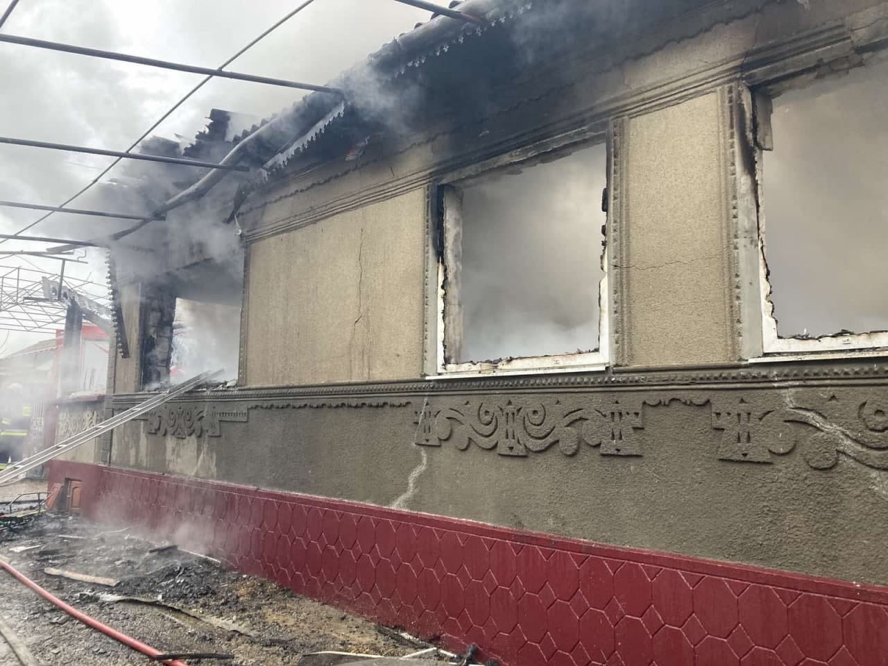 FOTO // Incendiu puternic la Sîngerei. Un tânăr a ajuns în secția de reanimare
