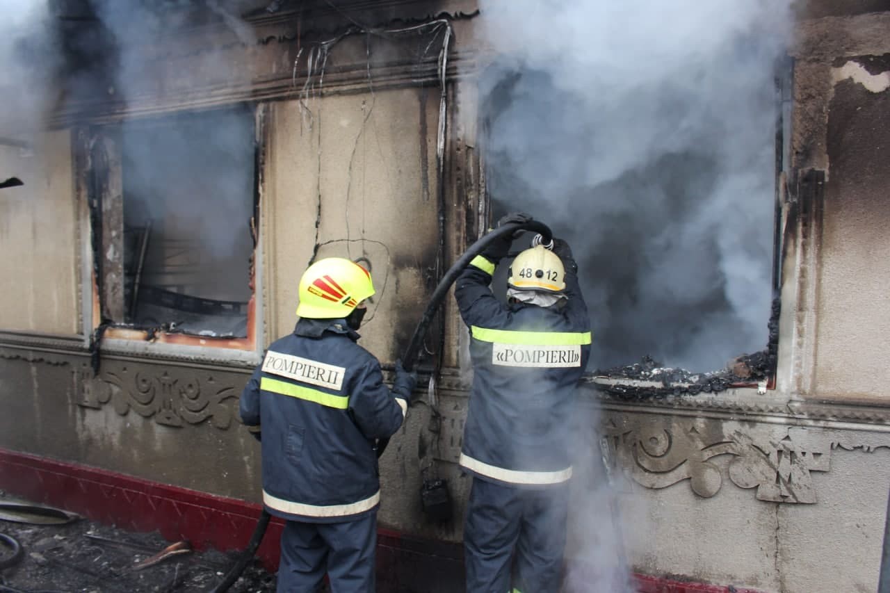 FOTO // Incendiu puternic la Sîngerei. Un tânăr a ajuns în secția de reanimare