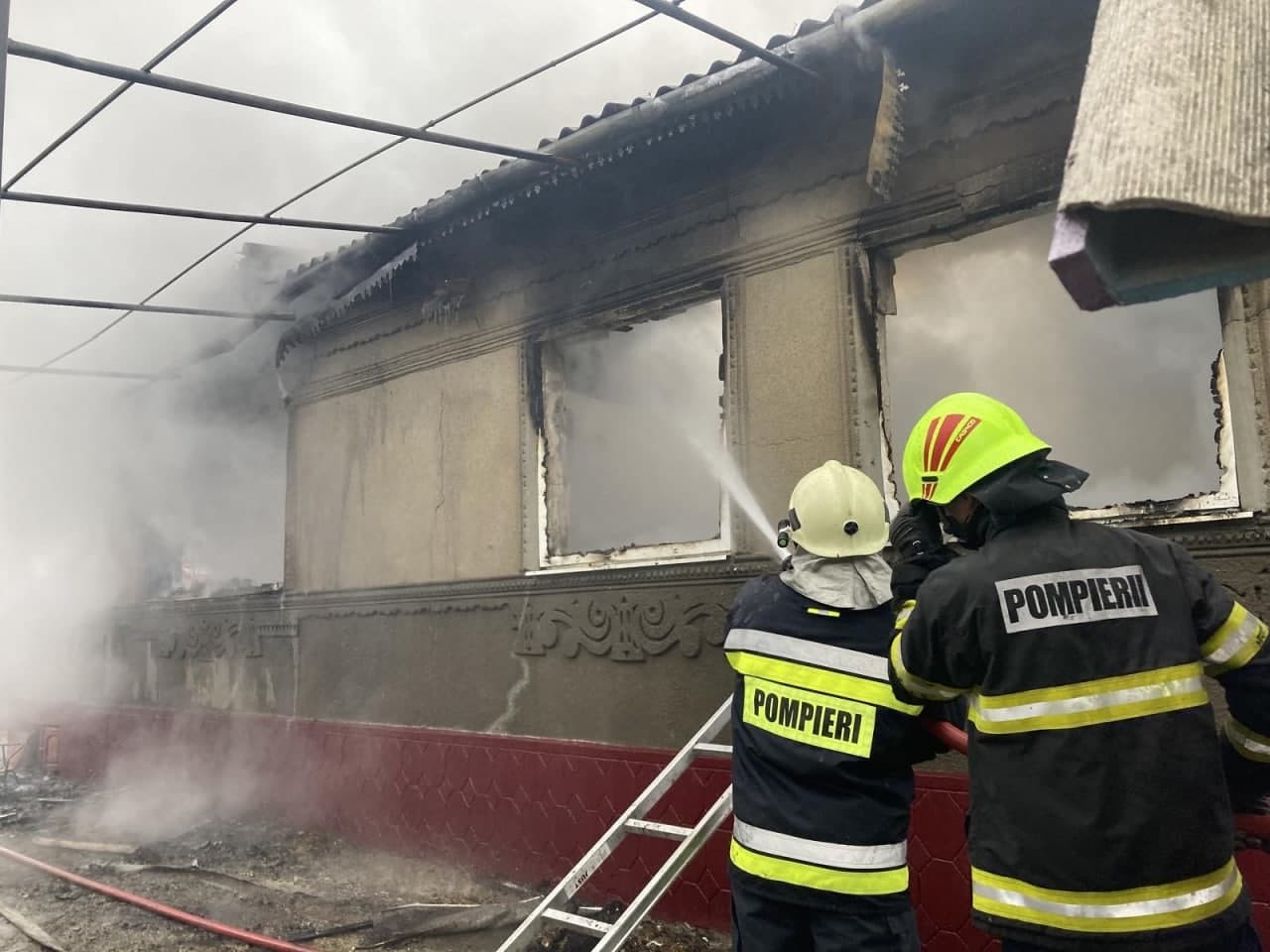 FOTO // Incendiu puternic la Sîngerei. Un tânăr a ajuns în secția de reanimare