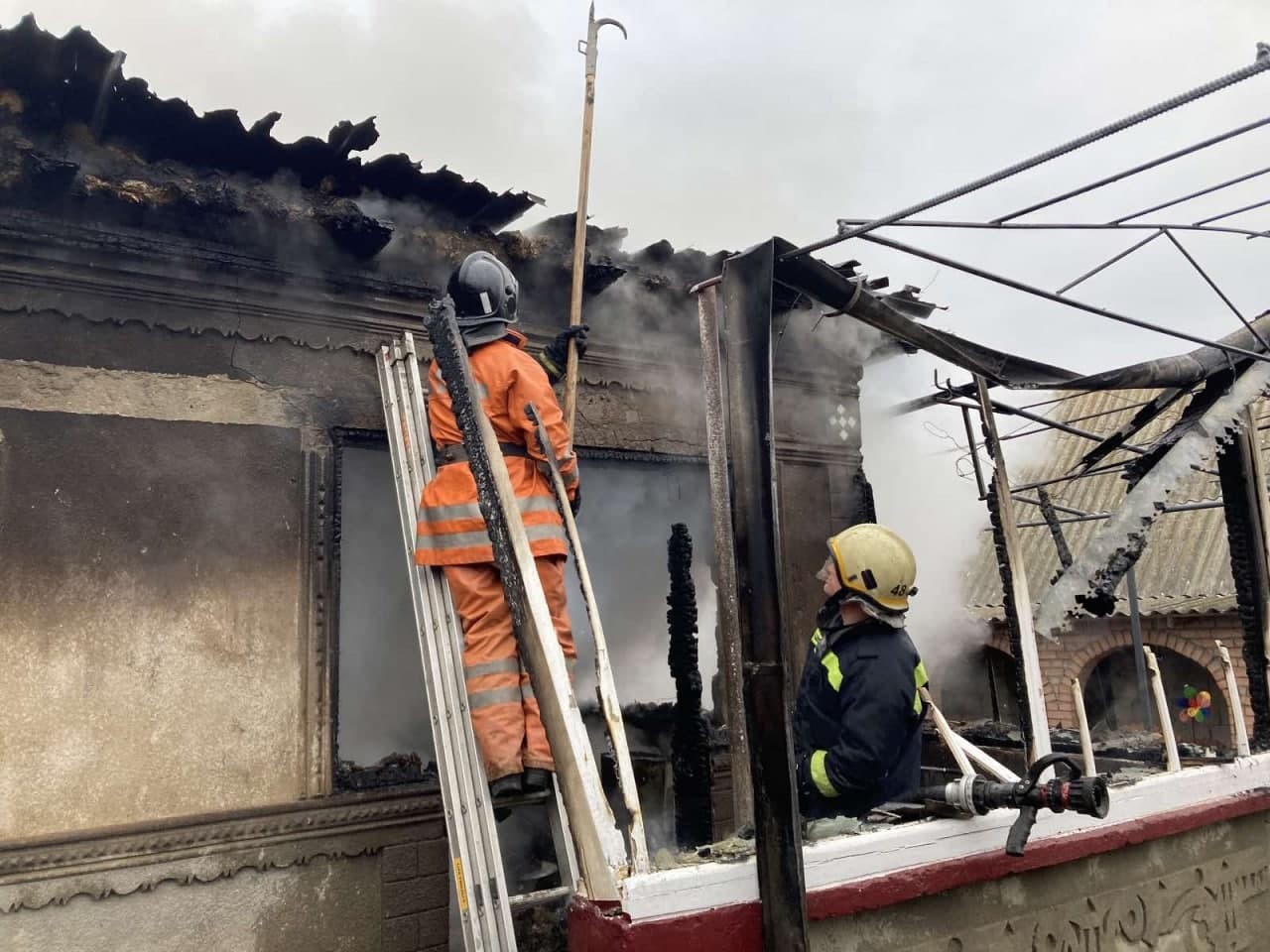 FOTO // Incendiu puternic la Sîngerei. Un tânăr a ajuns în secția de reanimare