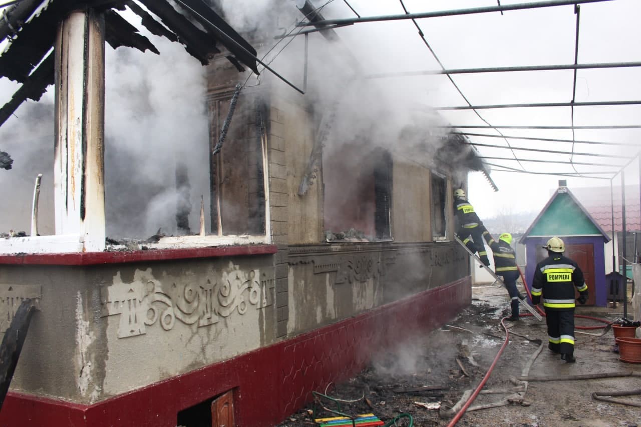 FOTO // Incendiu puternic la Sîngerei. Un tânăr a ajuns în secția de reanimare