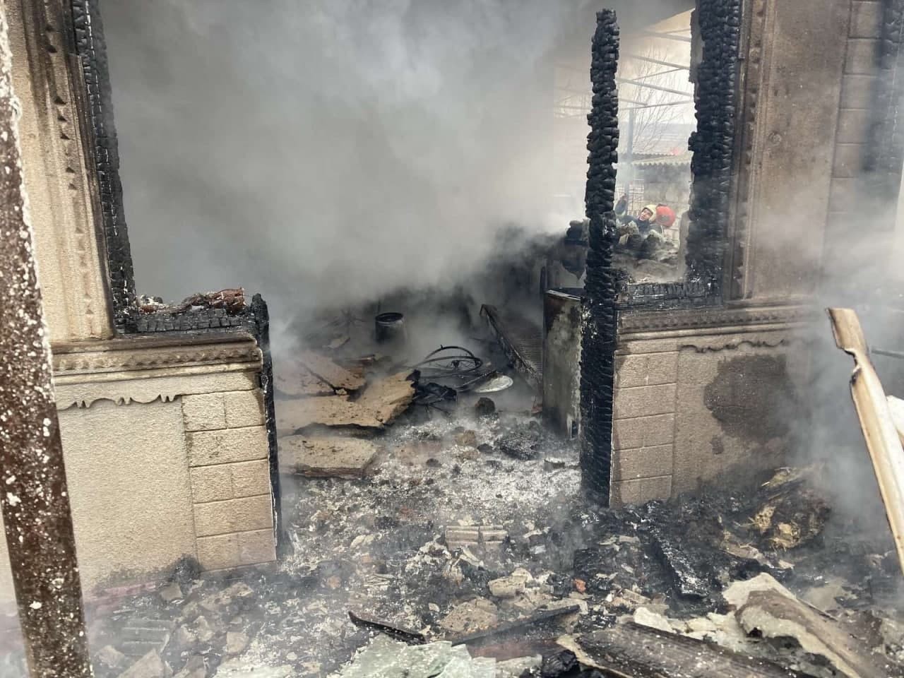 FOTO // Incendiu puternic la Sîngerei. Un tânăr a ajuns în secția de reanimare