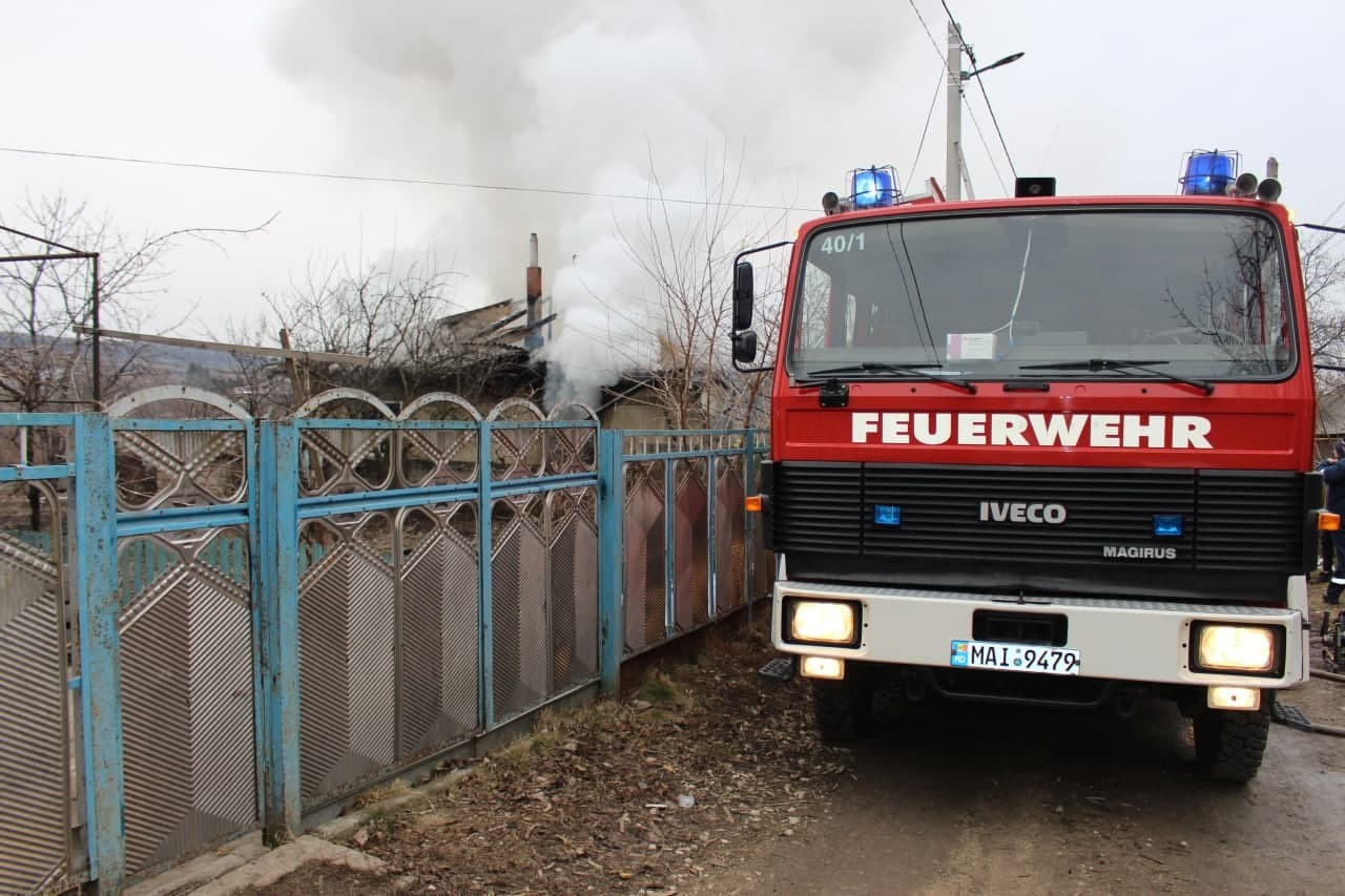 FOTO // Incendiu puternic la Sîngerei. Un tânăr a ajuns în secția de reanimare