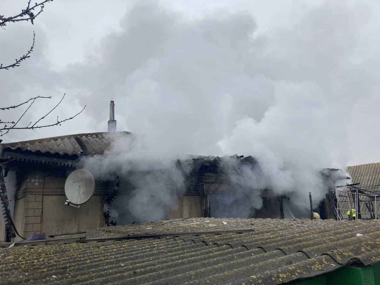 FOTO // Incendiu puternic la Sîngerei. Un tânăr a ajuns în secția de reanimare