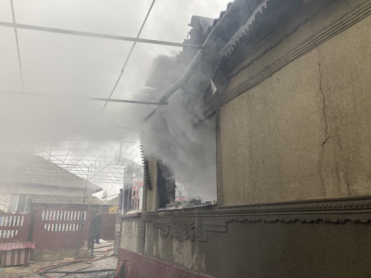 FOTO // Incendiu puternic la Sîngerei. Un tânăr a ajuns în secția de reanimare