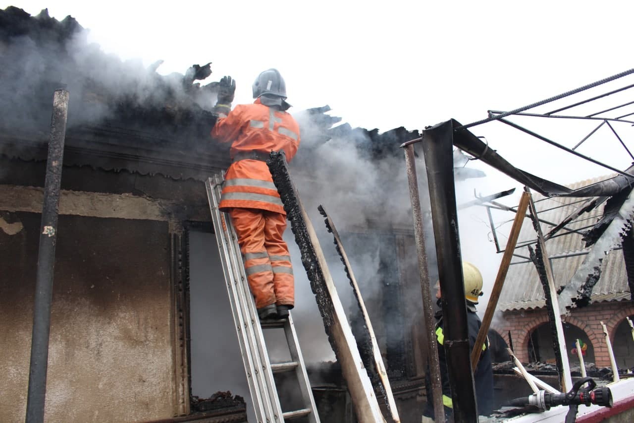 FOTO // Incendiu puternic la Sîngerei. Un tânăr a ajuns în secția de reanimare