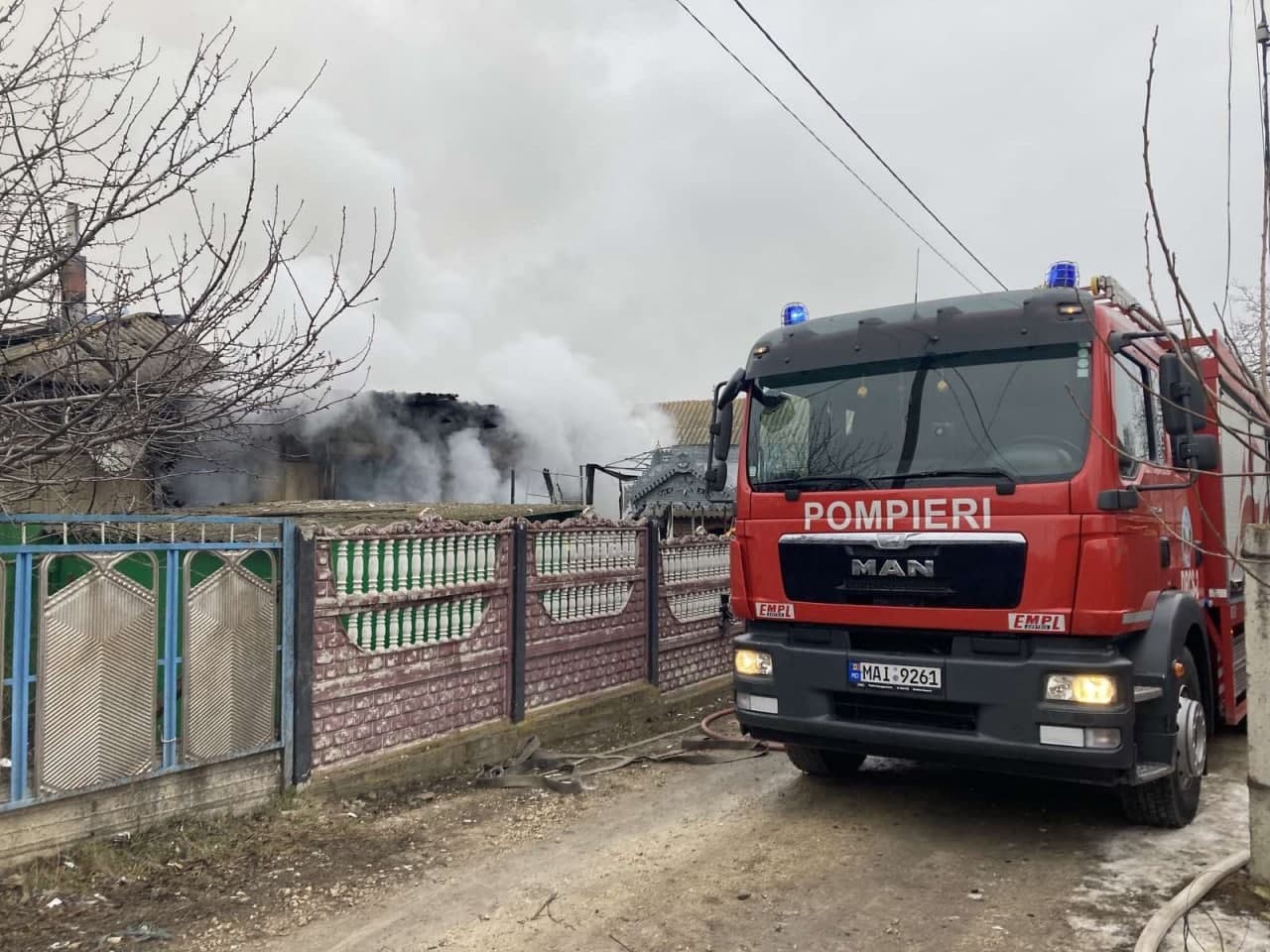 FOTO // Incendiu puternic la Sîngerei. Un tânăr a ajuns în secția de reanimare