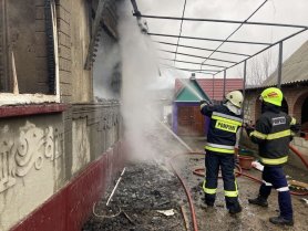 FOTO // Incendiu puternic la Sîngerei. Un tânăr a ajuns în secția de reanimare