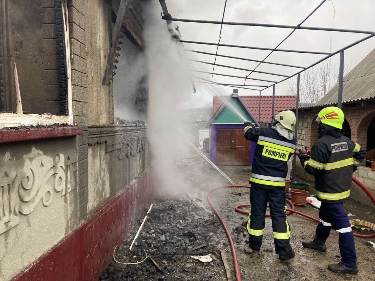 FOTO // Incendiu puternic la Sîngerei. Un tânăr a ajuns în secția de reanimare