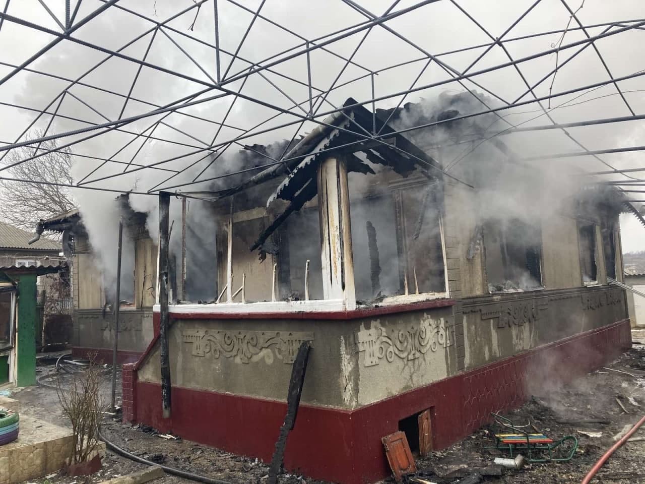 FOTO // Incendiu puternic la Sîngerei. Un tânăr a ajuns în secția de reanimare