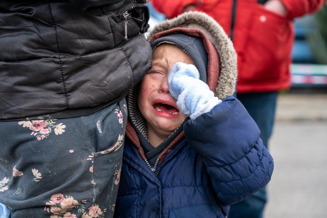 FOTO // Durerea din sufletul unui copil. Obosit şi cu ochii în lacrimi, un băieţel de trei ani se prăbuşeşte la pământ imediat ce trece graniţa din Ucraina