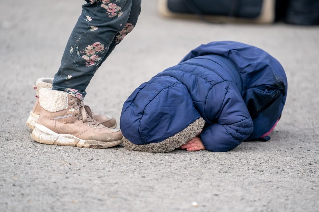 FOTO // Durerea din sufletul unui copil. Obosit şi cu ochii în lacrimi, un băieţel de trei ani se prăbuşeşte la pământ imediat ce trece graniţa din Ucraina
