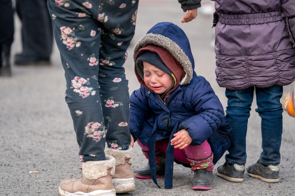 FOTO // Durerea din sufletul unui copil. Obosit şi cu ochii în lacrimi, un băieţel de trei ani se prăbuşeşte la pământ imediat ce trece graniţa din Ucraina