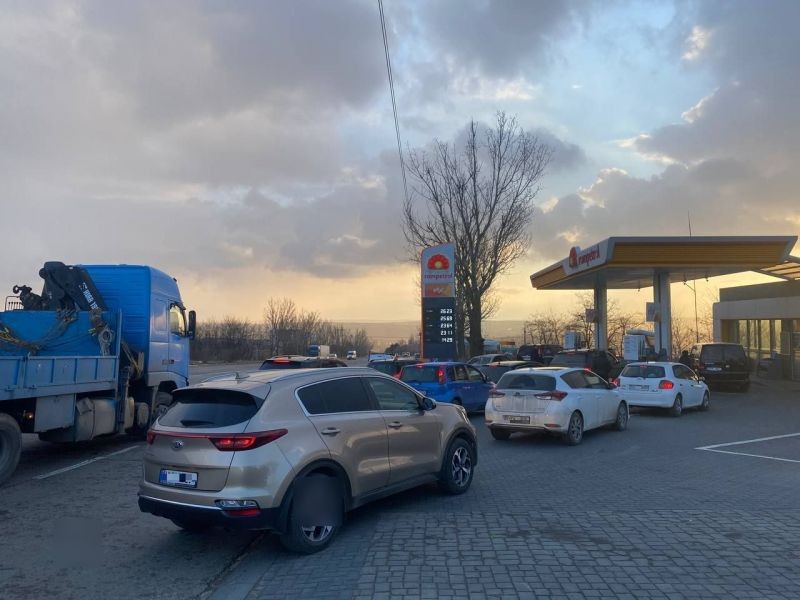 FOTO // Cozi la stațiile PECO din Chișinău. Ce i-a îndemnat pe șoferi să-și facă plinul