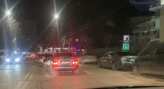 FOTO // Cozi la stațiile PECO din Chișinău. Ce i-a îndemnat pe șoferi să-și facă plinul