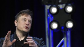 Tesla va plăti angajații ucraineni timp de trei luni dacă vor fi înrolați în luptă