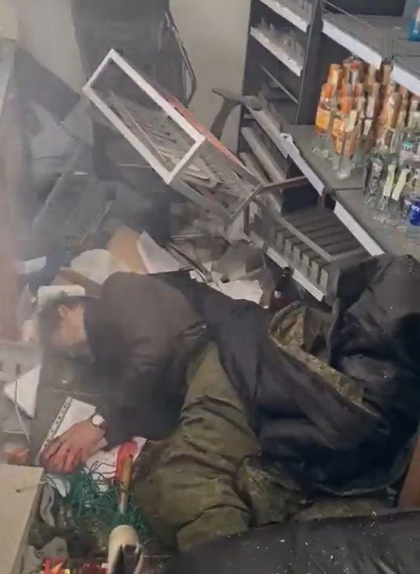 FOTO // Soldat rus, găsit mort de beat, după ce a consumat tot ce şi-a dorit dintr-un magazin