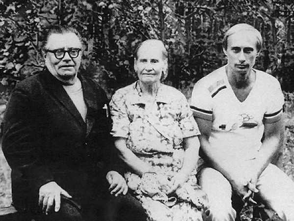 FOTO // Tatăl și mama lui Vladimir Putin, imagini unice. Cine au fost părinții liderului rus și ce s-a ales de ei